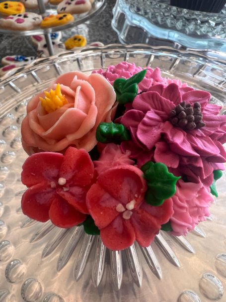 Pretty in Pink Cupcake is decorated with a mix of pink flowers and leaves you feeling rosy.